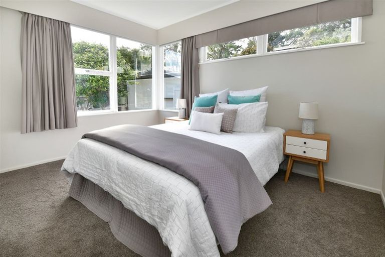 Photo of property in 12 Tawhana Crescent, Red Beach, 0932