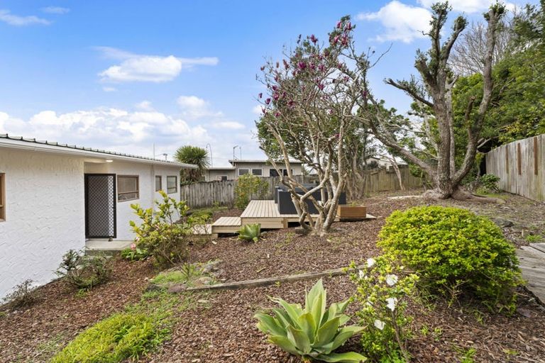 Photo of property in 2/867 Beach Road, Waiake, Auckland, 0630