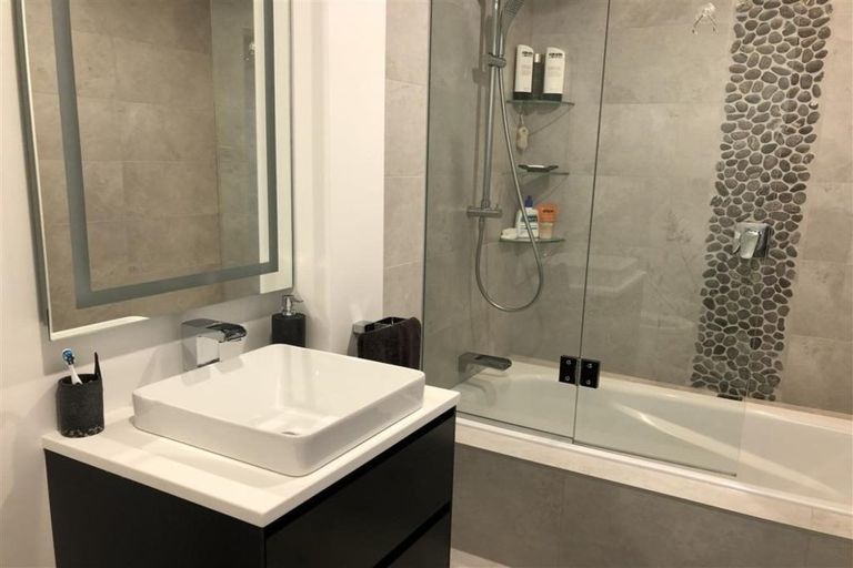Photo of property in 2/2 Lynngate Place, Hillcrest, Auckland, 0627