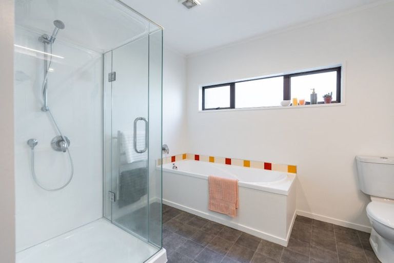 Photo of property in 16 Garden Road, Northland, Wellington, 6012