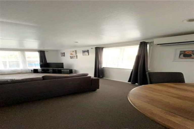 Photo of property in 34 Beauzami Crescent, Ascot Park, Porirua, 5024