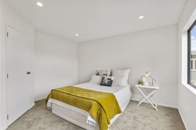 Photo of property in 2/93 Stanley Road, Glenfield, Auckland, 0629