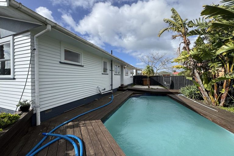 Photo of property in 2 Thomas Rea Place, Te Atatu South, Auckland, 0610