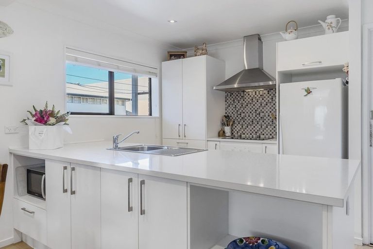 Photo of property in 1/52 Florence Avenue, Orewa, 0931