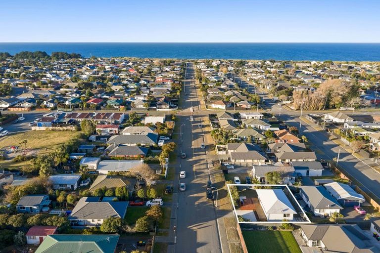 Photo of property in 99 Pacific Road, North New Brighton, Christchurch, 8083