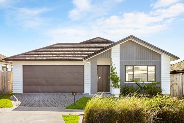 Photo of property in 17 Papa Orchard Drive, Kumeu, 0810