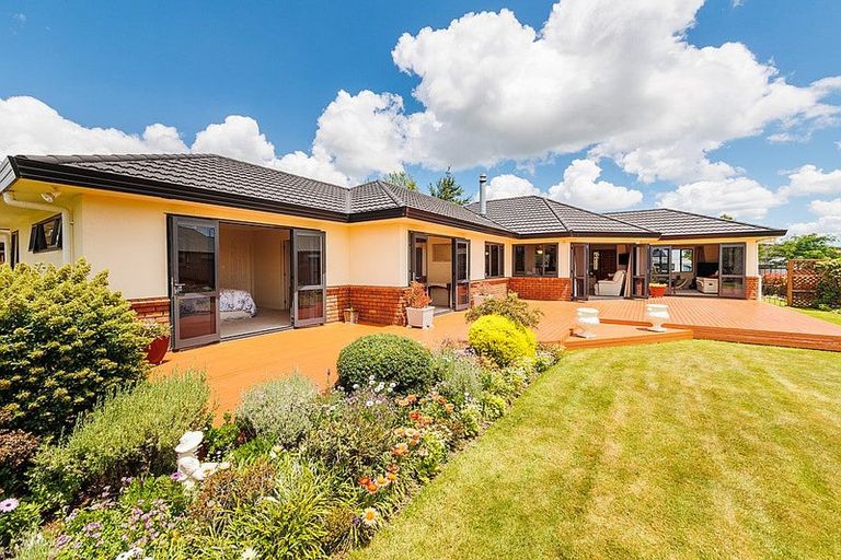 Photo of property in 16 Sycamore Crescent, Fitzherbert, Palmerston North, 4410