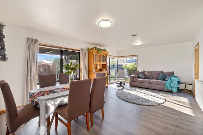 Photo of property in 8 Brockhall Lane, Avonhead, Christchurch, 8042