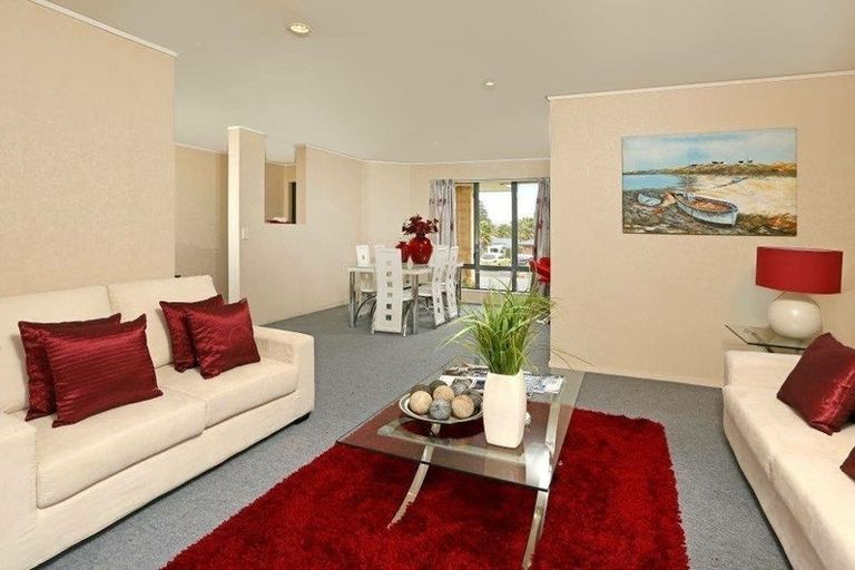 Photo of property in 106 Kingdale Road, Henderson, Auckland, 0610