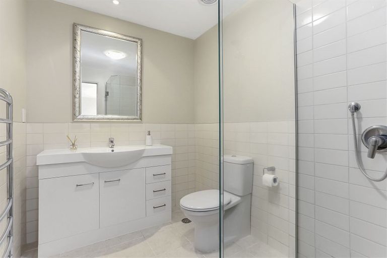 Photo of property in 2a/7 Frieston Road, Milford, Auckland, 0620