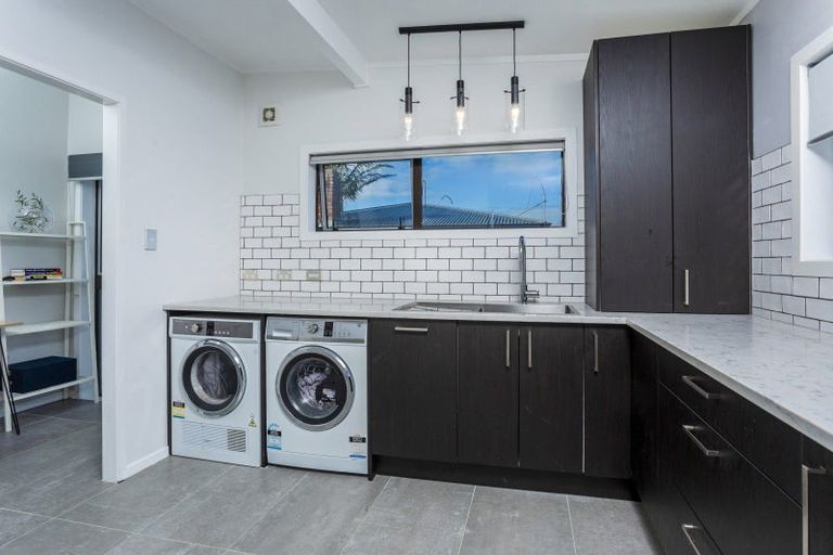 Photo of property in 2/7 Eskdale Road, Birkdale, Auckland, 0626