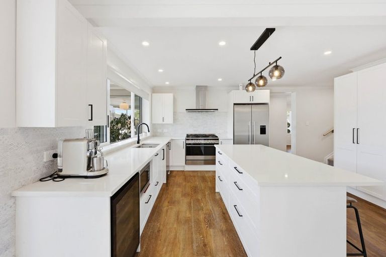Photo of property in 2 Callender Place, Shelly Park, Auckland, 2014