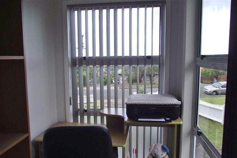 Photo of property in 10 Mcclintock Road, Massey, Auckland, 0614