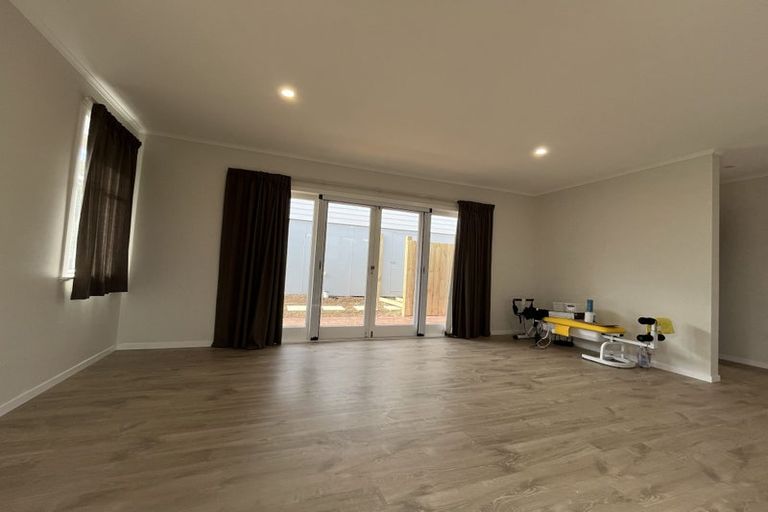 Photo of property in 138 Luckens Road, West Harbour, Auckland, 0618