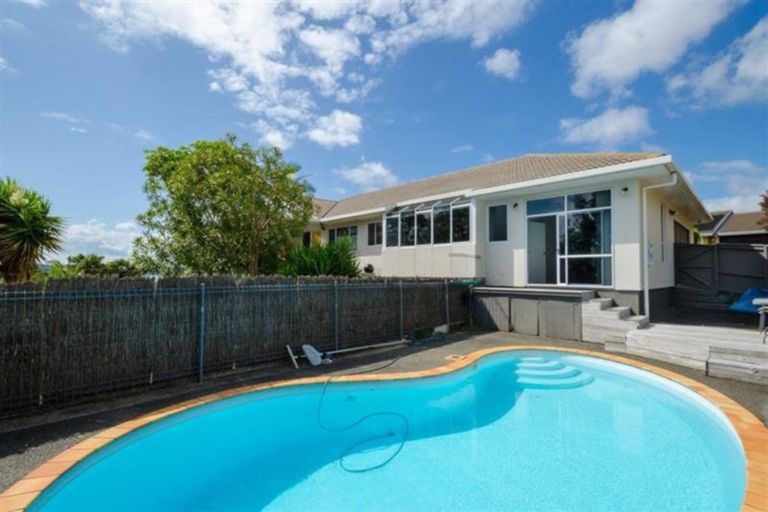 Photo of property in 25 Marguerita Place, West Harbour, Auckland, 0618