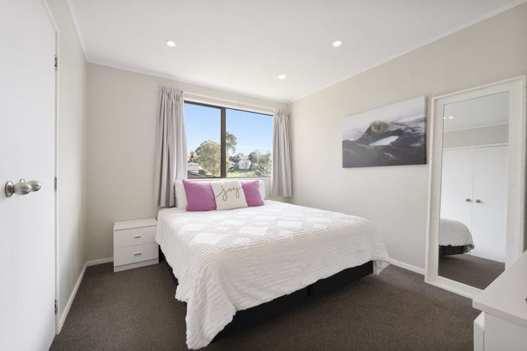 Photo of property in 12 Halloran Place, Massey, Auckland, 0614