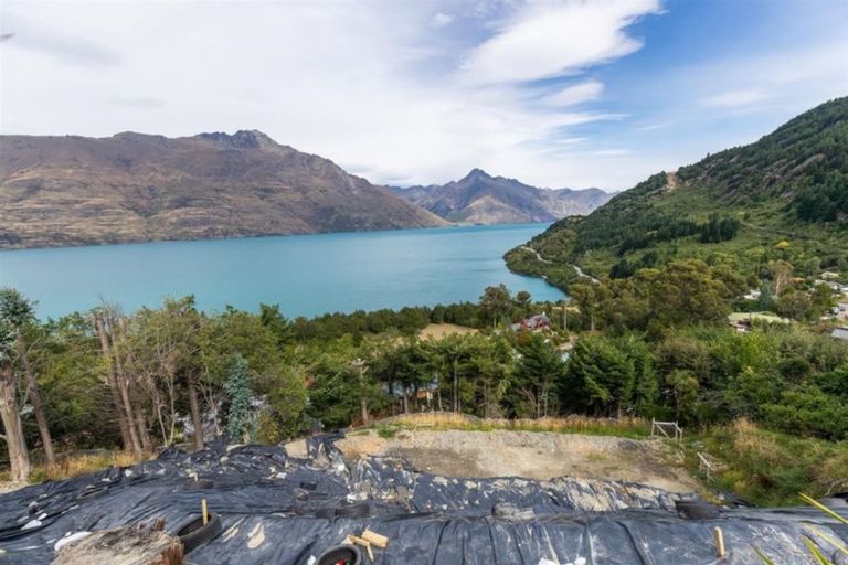 Photo of property in 38 Mackinnon Terrace, Sunshine Bay, Queenstown, 9300