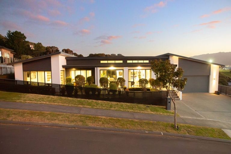 Photo of property in 6 The Fjord, Aotea, Porirua, 5024
