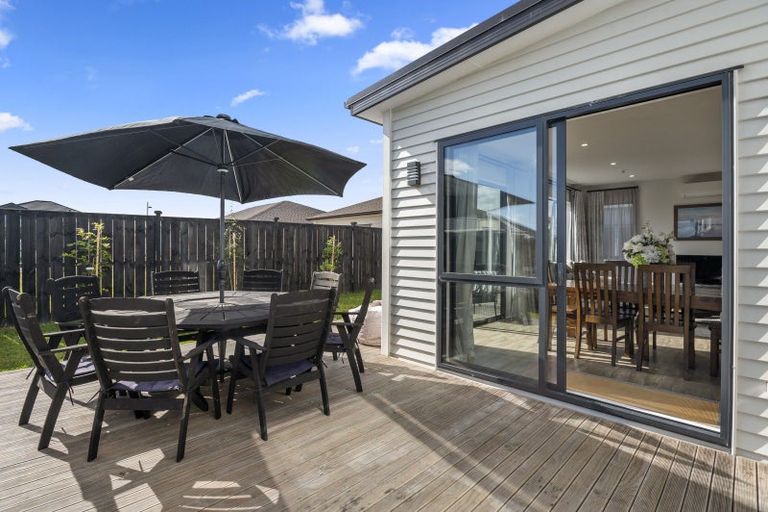 Photo of property in 11 Koiora Road, Clarks Beach, 2122