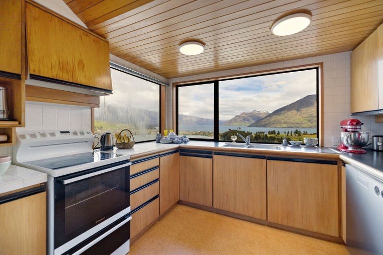 Photo of property in 9 Wakatipu Heights, Queenstown, 9300