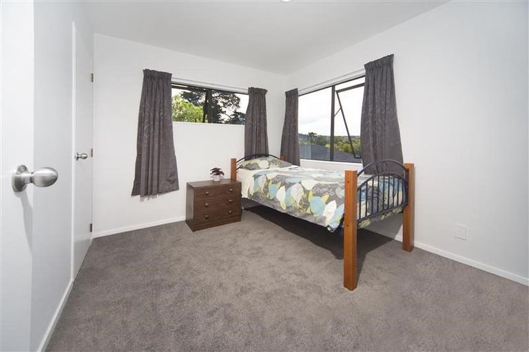Photo of property in 2/8 Fuchsia Place, Birkdale, Auckland, 0626
