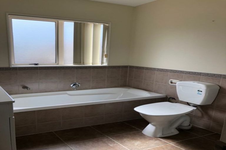 Photo of property in 25 Maypark Crescent, Flat Bush, Auckland, 2016