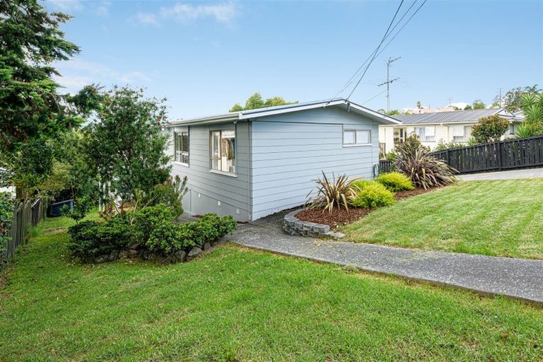 Photo of property in 100 Awaroa Road, Sunnyvale, Auckland, 0612