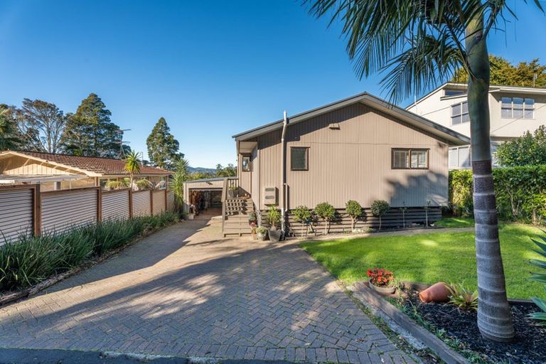 Photo of property in 27 Pohutukawa Avenue, Shelly Park, Auckland, 2014