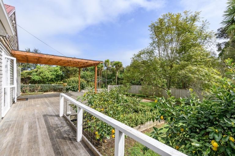 Photo of property in 5 Grovelands Way, Titirangi, Auckland, 0604