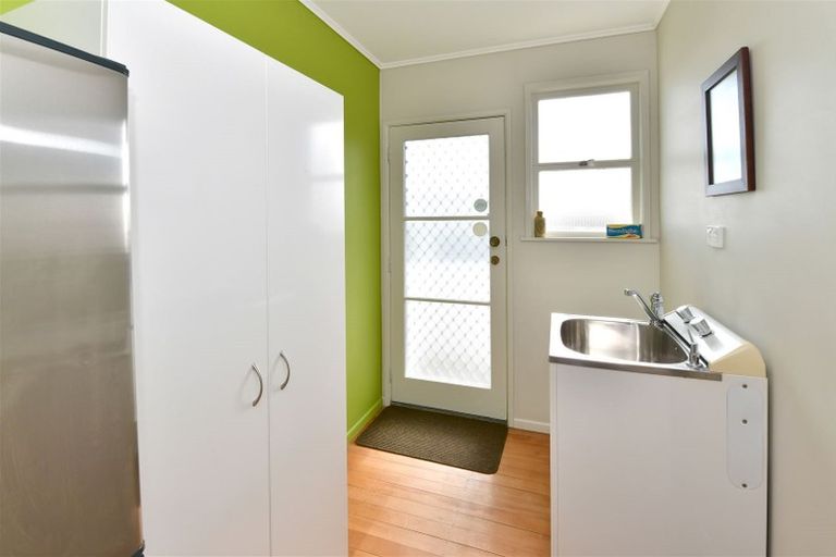 Photo of property in 12 Tawhana Crescent, Red Beach, 0932