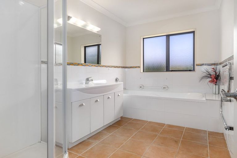 Photo of property in 38 Pohutukawa Drive, Levin, 5571