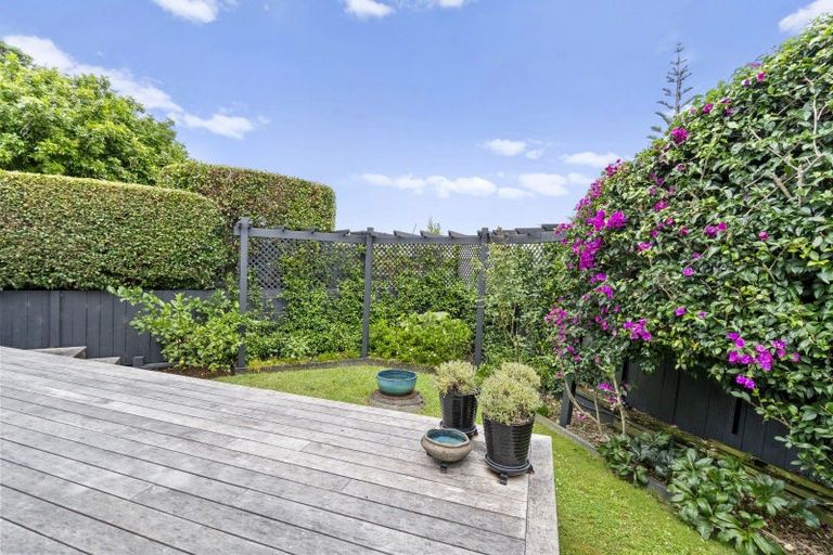 Photo of property in 2/7 Morton Avenue, Forrest Hill, Auckland, 0620