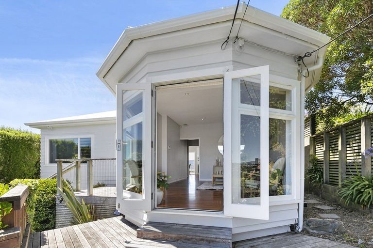 Photo of property in 114 Nevay Road, Karaka Bays, Wellington, 6022