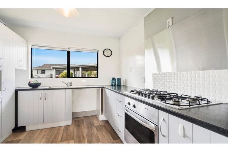 Photo of property in 12 Landsdale Place, Massey, Auckland, 0614
