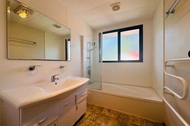 Photo of property in 24 Starforth Place, Henderson, Auckland, 0612