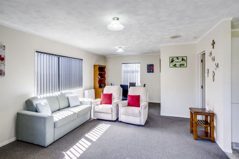 Photo of property in 2/55 Meeanee Road, Taradale, Napier, 4112