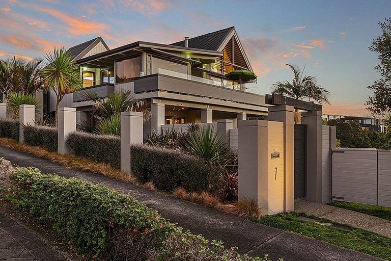 Photo of property in 1/7 Whitby Crescent, Mairangi Bay, Auckland, 0630
