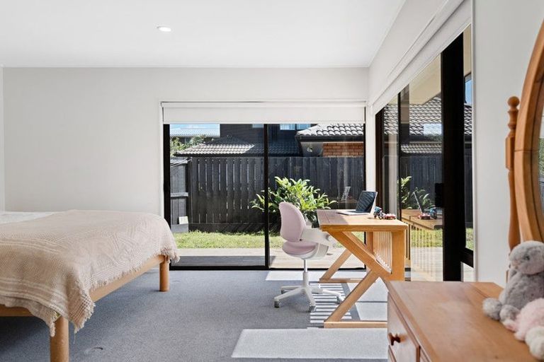Photo of property in 21a Eastern Beach Road, Eastern Beach, Auckland, 2012