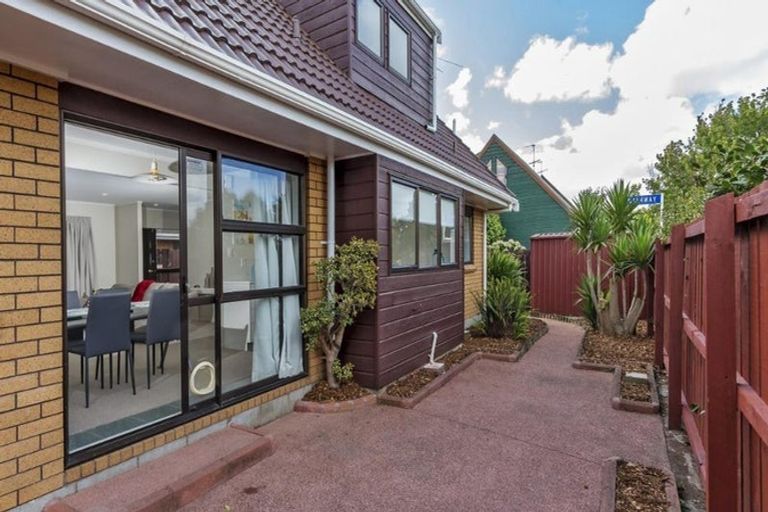 Photo of property in 2/17 Ross Martin Court, Conifer Grove, Takanini, 2112