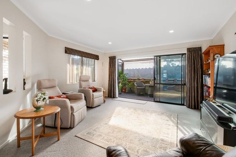 Photo of property in 16 Seamount Drive, Red Beach, 0932