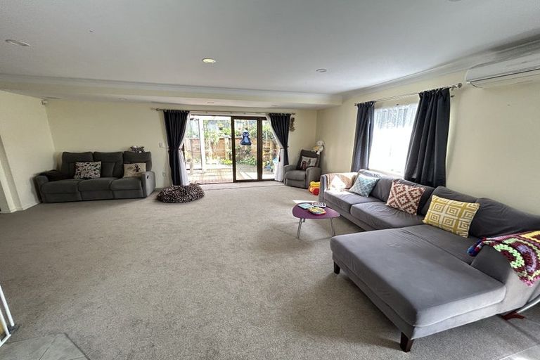 Photo of property in 1/98 Manhattan Heights, Glendene, Auckland, 0602