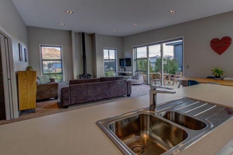 Photo of property in 2 Kahu Close, Wanaka, 9305