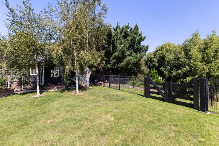 Photo of property in 33 Royal Oak Drive, Kelvin Grove, Palmerston North, 4414