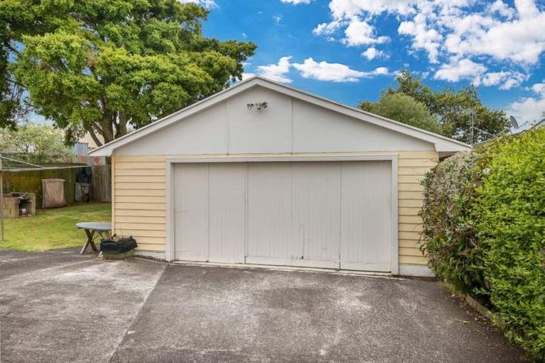 Photo of property in 98 Taikata Road, Te Atatu Peninsula, Auckland, 0610