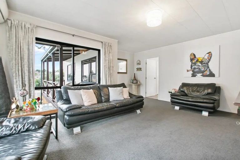Photo of property in 2/1 Landsdale Place, Massey, Auckland, 0614
