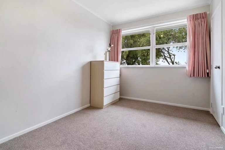 Photo of property in 1/15 Sunhaven Avenue, Glenfield, Auckland, 0629