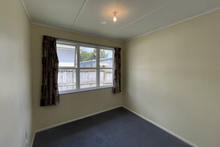 Photo of property in 12 Gill Avenue, Te Atatu Peninsula, Auckland, 0610