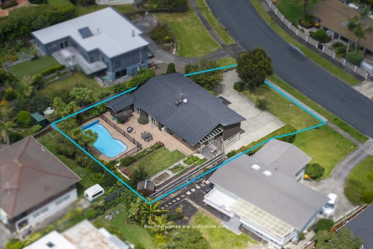 Photo of property in 11 Cheriton Road, Mellons Bay, Auckland, 2014
