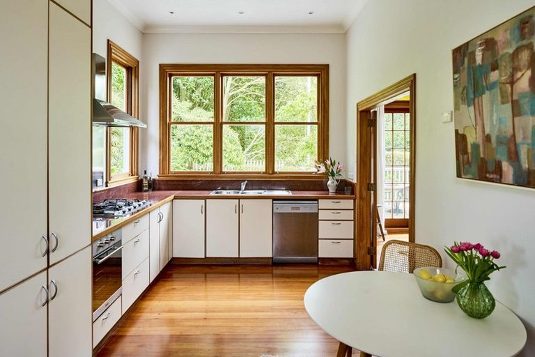 Photo of property in 122 Glenmore Street, Northland, Wellington, 6012