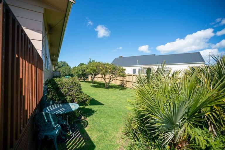 Photo of property in 8 Kauri Drive, Waiuku, 2123